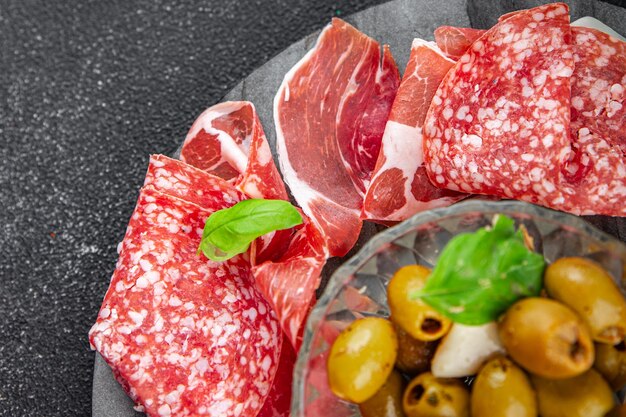 plato de carne diferentes tipos de carne salami prosciutto salchicha coppa comida natural fresco aperitivo comida comida bocadillo en la mesa copia espacio comida fondo rústico vista superior