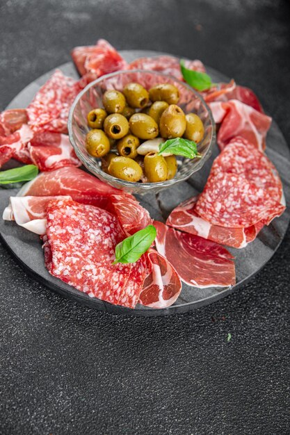 plato de carne diferentes tipos de carne salami prosciutto salchicha coppa comida natural fresco aperitivo comida comida bocadillo en la mesa copia espacio comida fondo rústico vista superior
