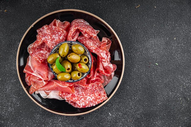 plato de carne diferentes tipos de carne salami prosciutto salchicha coppa comida natural fresco aperitivo comida comida bocadillo en la mesa copia espacio comida fondo rústico vista superior