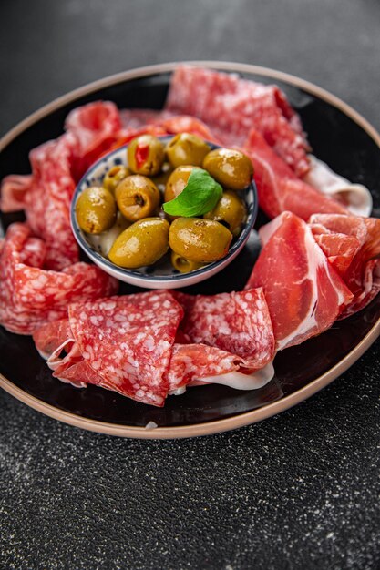 plato de carne diferentes tipos de carne salami prosciutto salchicha coppa comida natural fresco aperitivo comida comida bocadillo en la mesa copia espacio comida fondo rústico vista superior