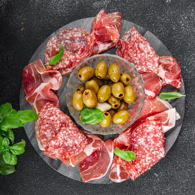 plato de carne diferentes tipos de carne salami prosciutto salchicha coppa comida natural fresco aperitivo comida comida bocadillo en la mesa copia espacio comida fondo rústico vista superior