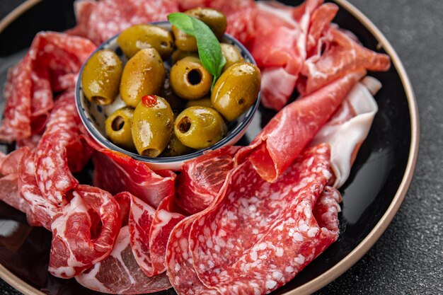 plato de carne diferentes tipos de carne salami prosciutto salchicha coppa comida natural fresco aperitivo comida comida bocadillo en la mesa copia espacio comida fondo rústico vista superior