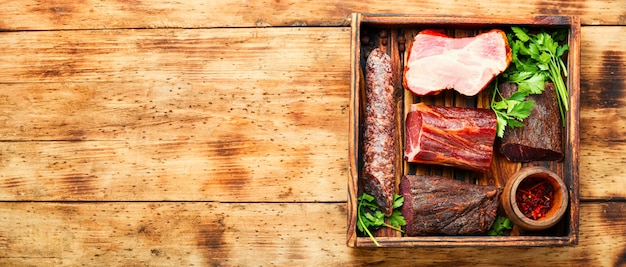 Plato de carne española.Carnes curadas y salchichas en la tabla de cortar.Espacio para texto