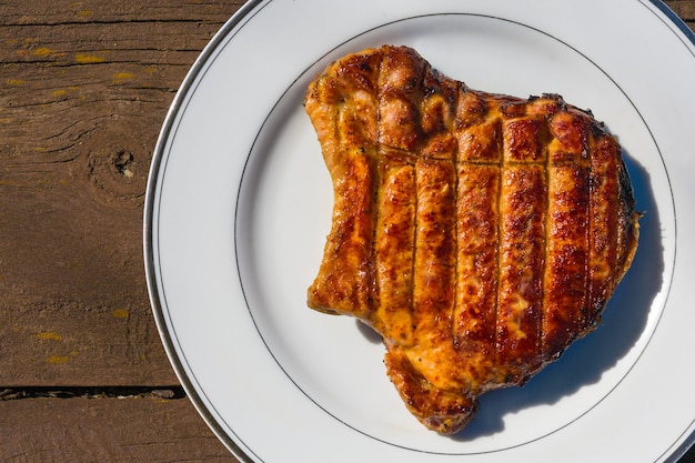 Plato con carne frita en una mesa de madera