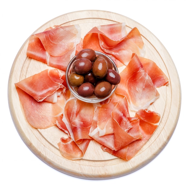 Plato de carne de jamón italiano o jamón español sobre tabla para cortar madera