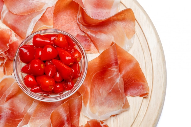 Plato de carne de jamón italiano o jamón español sobre tabla para cortar madera