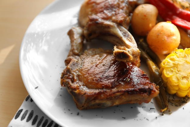 Plato con carne a la parrilla en la mesa