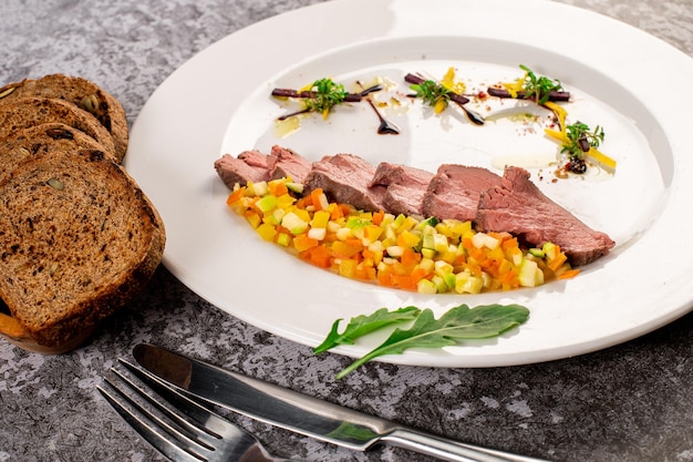 Plato de carne de pato con verduras y hierbas Comida sana