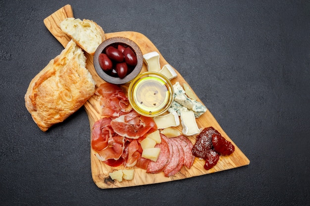 Plato de carne y queso con salchichón, chorizo, parma y queso brie