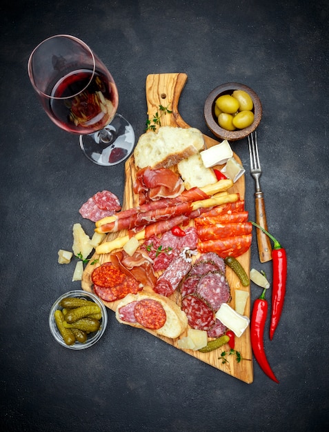 Plato de carne y queso y vino con chorizo, jamón, aceitunas