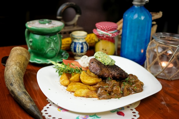 Plato de carne en un restaurante