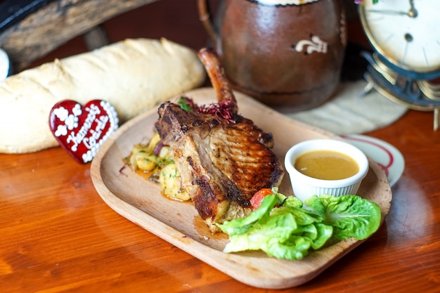 Plato de carne en un restaurante