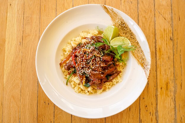 Plato de carne en un restaurante