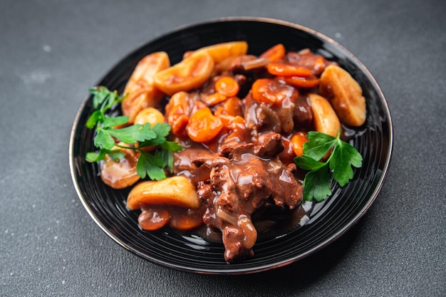 plato de carne de ternera bourguignon con verduras listas para comer comida saludable comida snack en la mesa