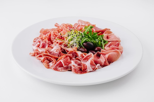 Foto plato de carnes delicadas con guarnición