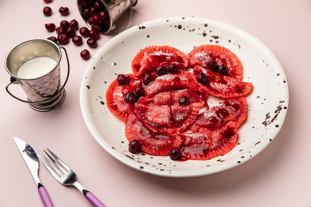 Plato de carpaccio y plato blanco Carpaccio de remolacha y rábano Menú del restaurante gourmet Fondo blanco