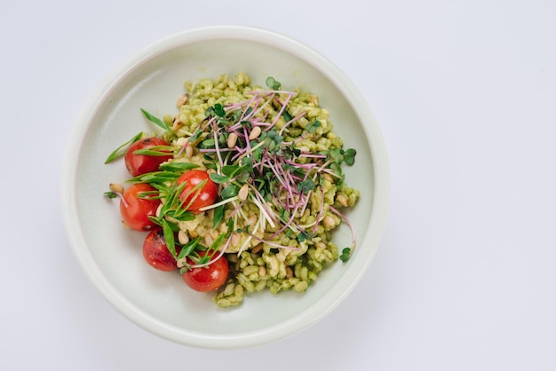 Plato de cebada perlada con tomates cherry y microvegetales Menú dietético