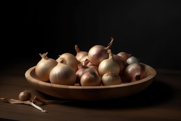 Un plato de cebollas se sienta sobre una mesa con un fondo negro.