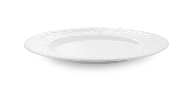 Plato de cerámica aislado sobre fondo blanco.