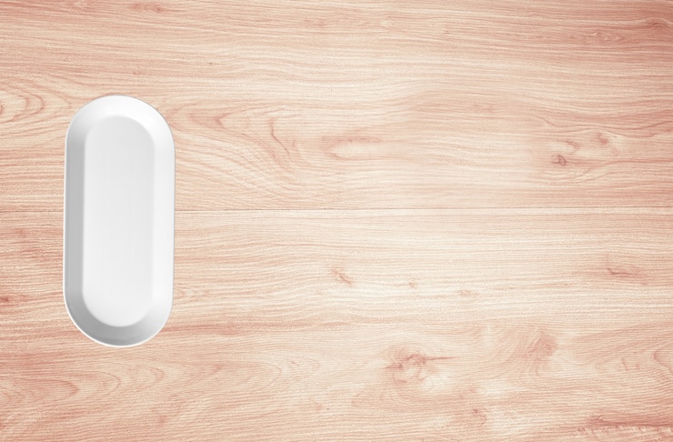 Foto plato de cerámica para alimentos aislado en mesa de madera