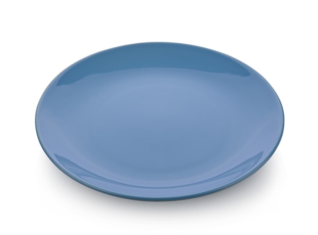 Plato de cerámica azul vacío sobre fondo blanco.