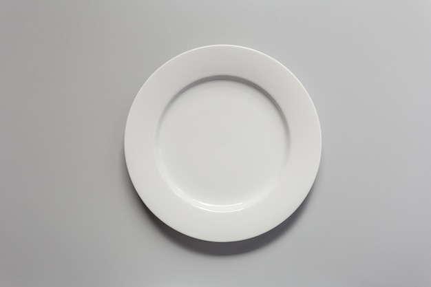 Plato de cerámica blanco vacío sobre blanco