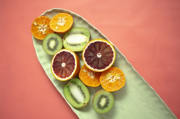 Plato de cerámica con frutas y verduras