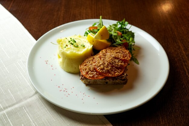 Plato de cerdo sobre una mesa de restaurante