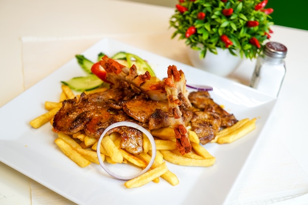 Foto plato de cerdo sobre una mesa de restaurante