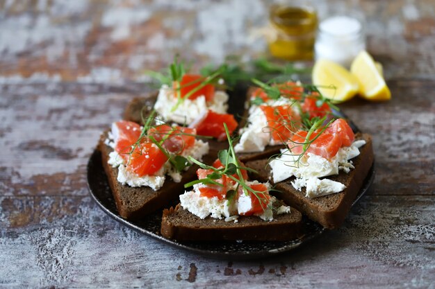 Plato con ceto tostado con salmón y queso blanco.