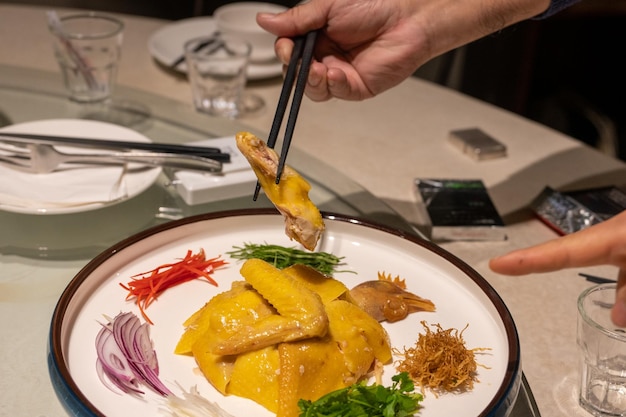 Plato chino con piel amarilla y pollo picado blanco