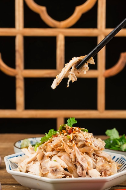 Un plato chino: pollo desmenuzado