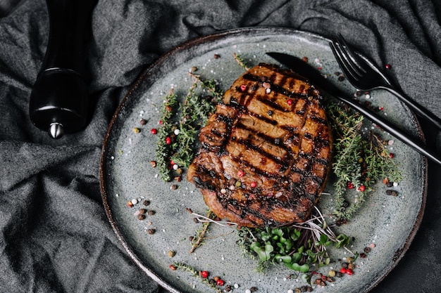 Plato de chuleta de cerdo a la parrilla con especias en un plato