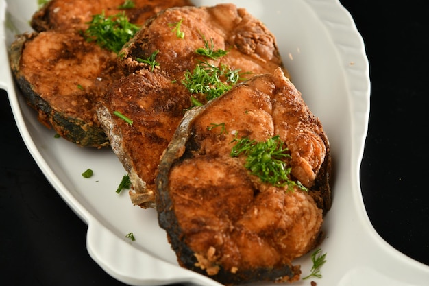 Foto un plato de chuletas de cerdo con perejil encima