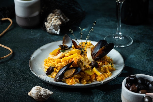 Plato clásico de España paella de marisco paella española con pinzas de gambas mejillones cocina mediterránea