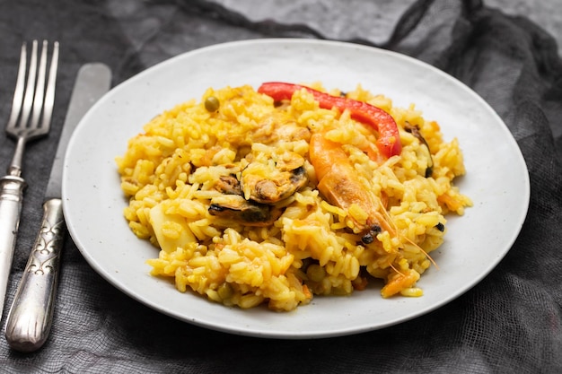 Plato clásico de paella española en placa