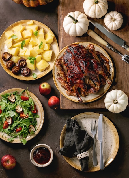 Plato clásico pato glaseado asado con manzanas y guarnición