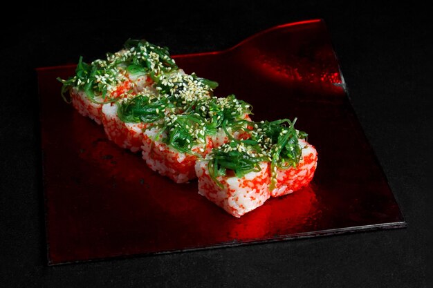 Plato de cocina asiática delicioso sushi sushi sobre un fondo negro roll you net sobre un fondo negro