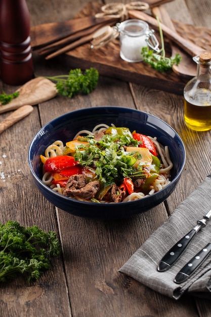 Foto plato de cocina asiática uigur, fideos guiru laghman