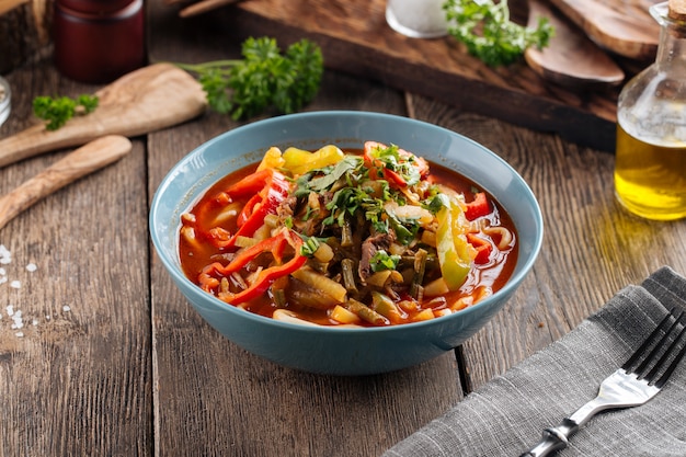 Foto plato de cocina asiática uigur, fideos suiru lagman