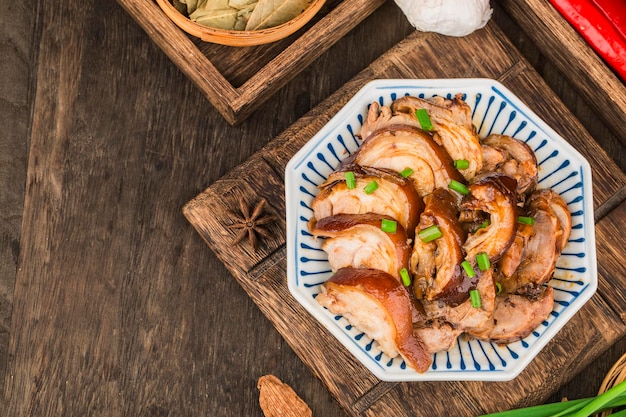 Un plato de codillo de cerdo en rodajas