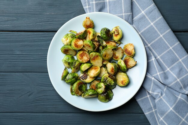 Plato con coles de Bruselas sobre superficie de madera