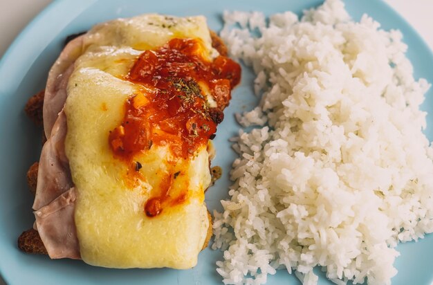 Plato combinado de tiras de pollo recubiertas con arroz Concepto de menú infantil