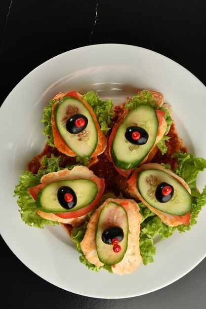 Foto un plato de comida con aguacate y aceitunas