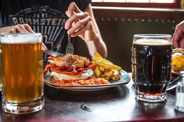 plato de comida americana, hamburguesa y nachos.