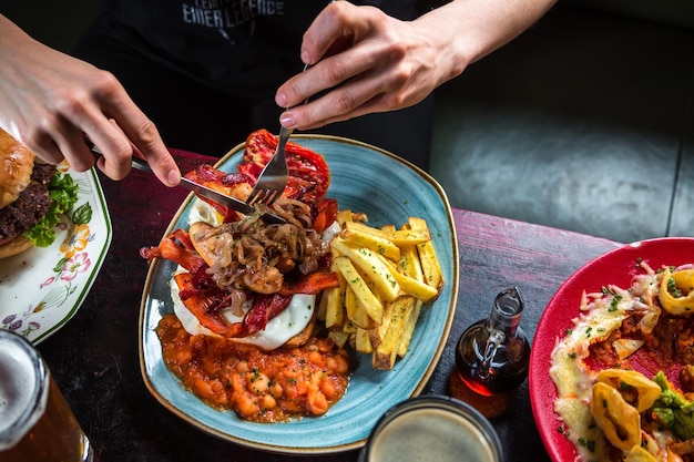 plato de comida americana, hamburguesa y nachos.