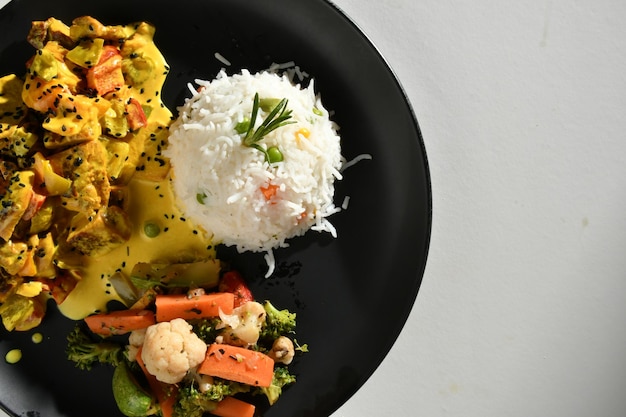 Foto un plato de comida con arroz blanco y verduras.