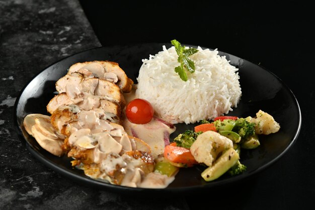 Foto un plato de comida con arroz y pechuga de pollo.