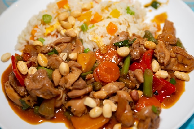 Un plato de comida con arroz y pollo y verduras.