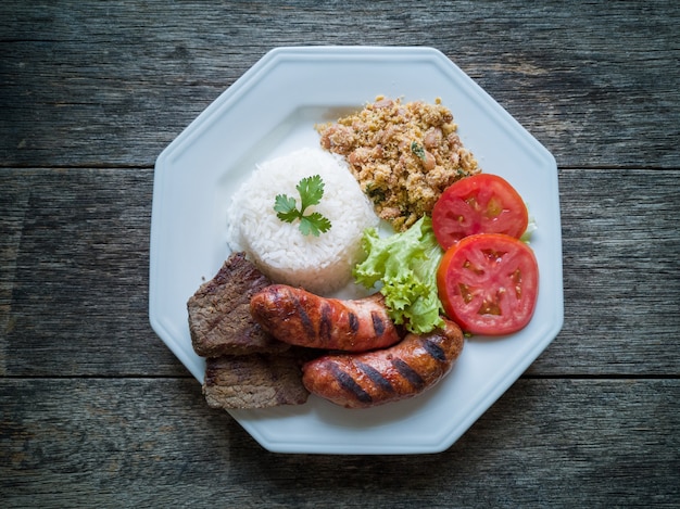 Plato de comida de barbacoa brasileña.